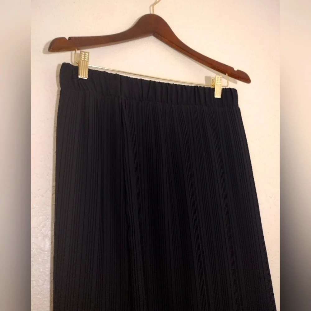 Pleione Elegant Black Pleated Midi Skirt